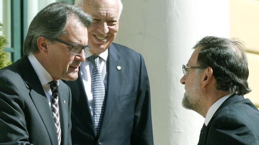 Rajoy y Mas se saludan antes de la cumbre.