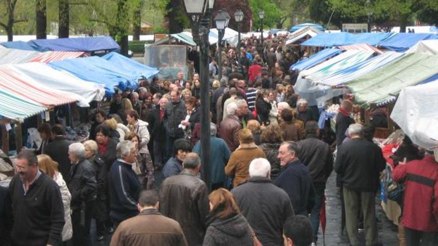 Visitantes, ayer, en el mercado de las fabas y productos afines en la Primera Flor de Grado.