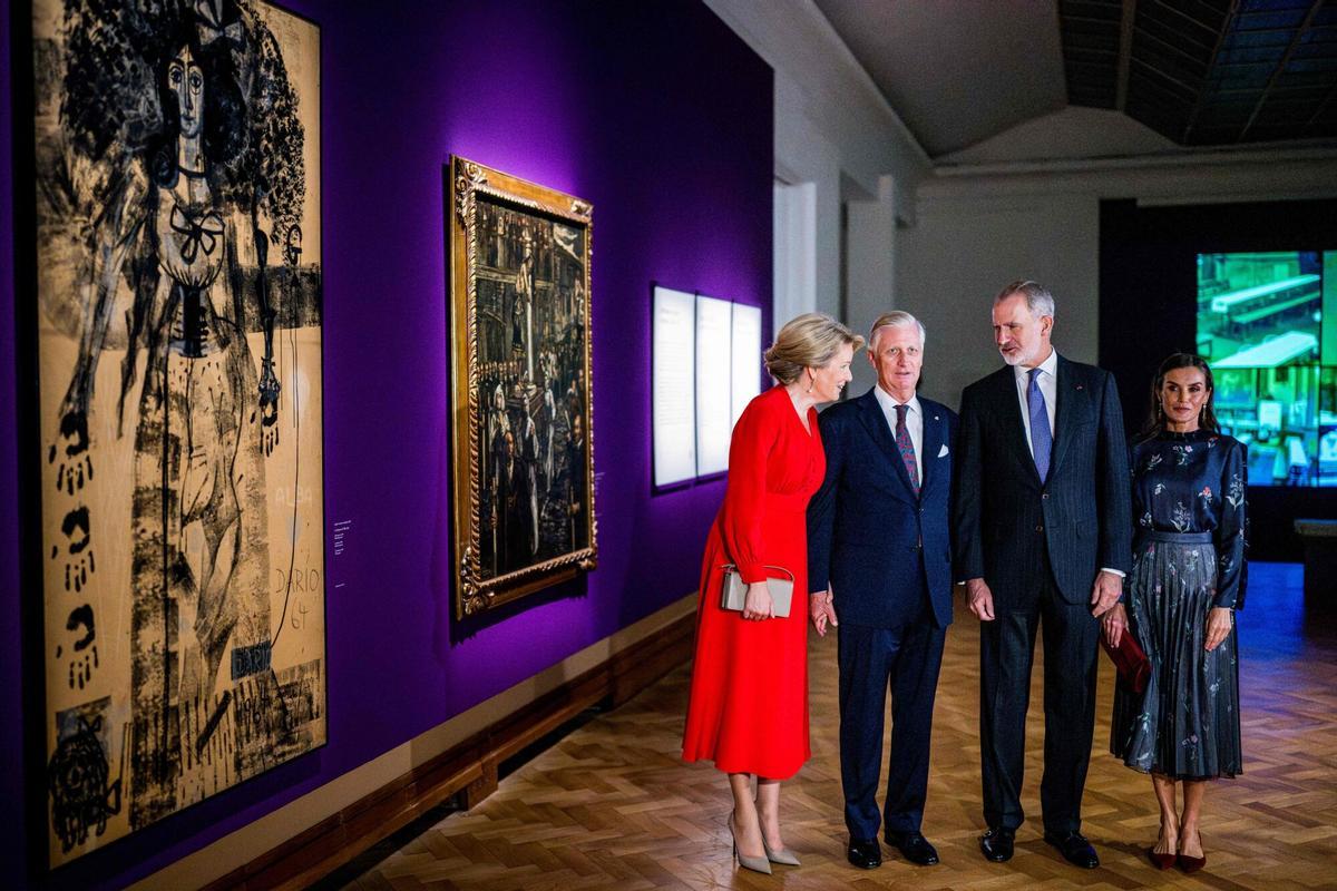 Los Reyes belgas, con Felipe VI y Letizia, este martes en Bruselas, en la inauguración de la exposición 'Luz y sombra. Goya y el realismo español'.