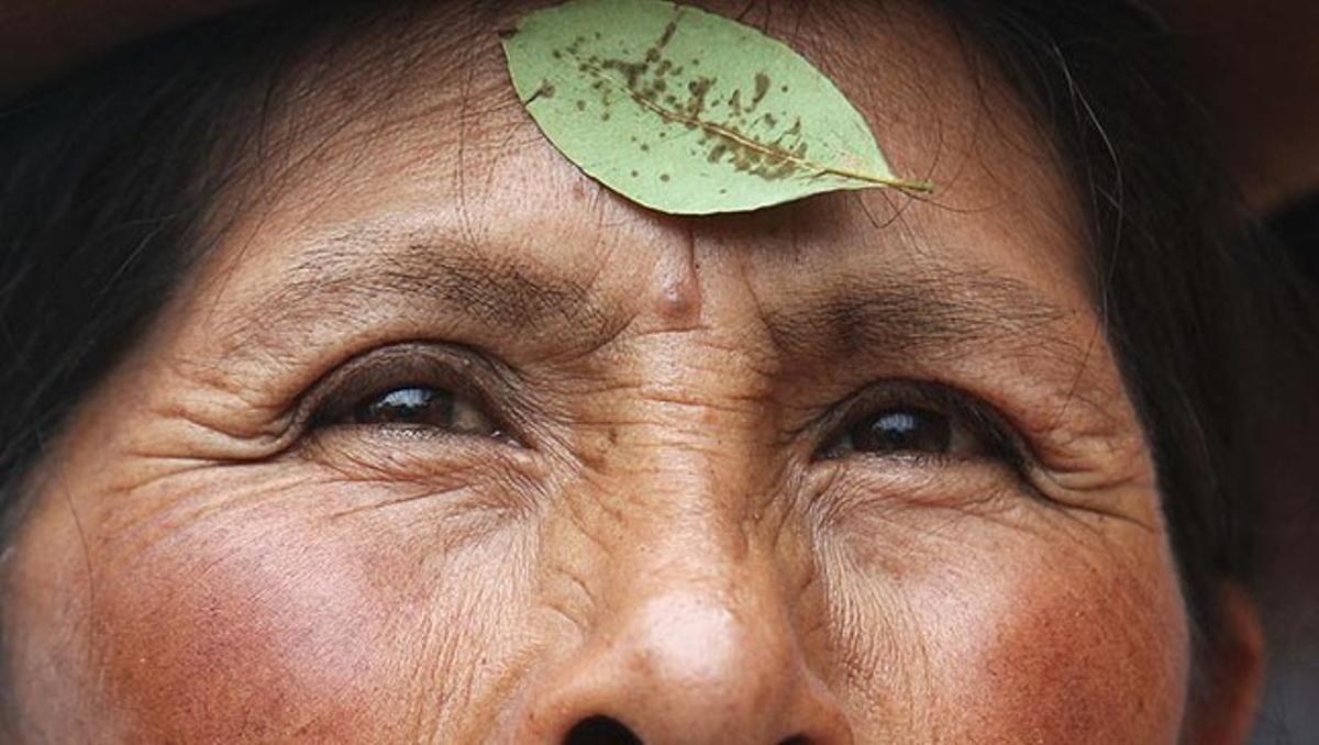 Una indígena aimara protesta aquest dimecres a l’exterior de la televisió peruana Panamericana Televisión, a Lima, on està tancat el sindicalista Walter Aduviri. La Policia espera a fora per detenir el líder aimara i president del Front de Defensa dels Recursos Naturals després dels altercats que es van registrar al maig a la regió de Puno. L’intent de detenció d’Aduviri també ha provocat les protestes de més de 5.000 vaguistes a la localitat de Desaguadero, situada al pas fronterer amb Bolívia.