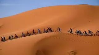 Vuelve la Titan Desert: disfrutar, sufrir y convivir en bici por Marruecos