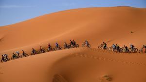 Una imagen de una pasada edición de la Titan Desert en el desierto, en la zona de Merzouga