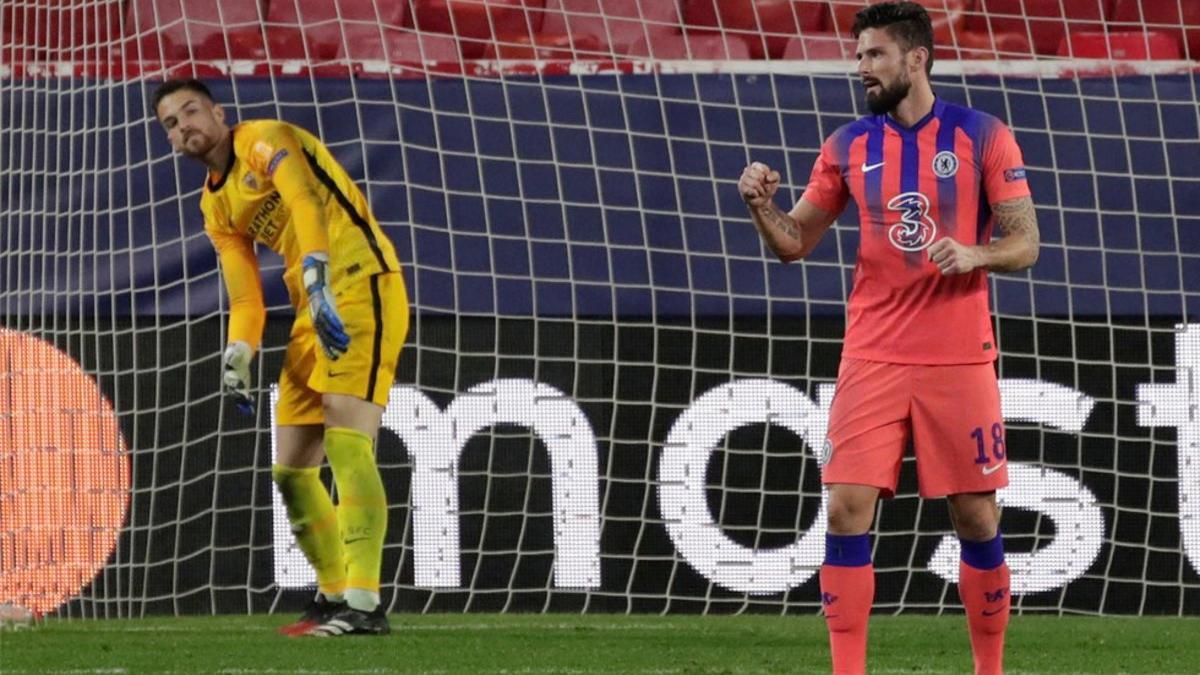 Giroud celebrando su cuarto gol de la noche, tras convertir un penalti que él mismo había provocado