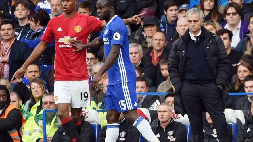 Mourinho, técnico del Manchester United, sigue el partido contra el Chelsea desde la banda. // F. Arrizabalaga