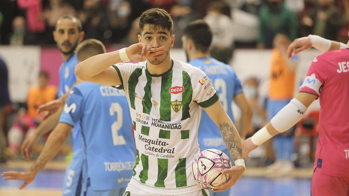 Lucas Perín celebra un tanto ante el Movistar Inter durante la pasada campaña en Vista Alegre.