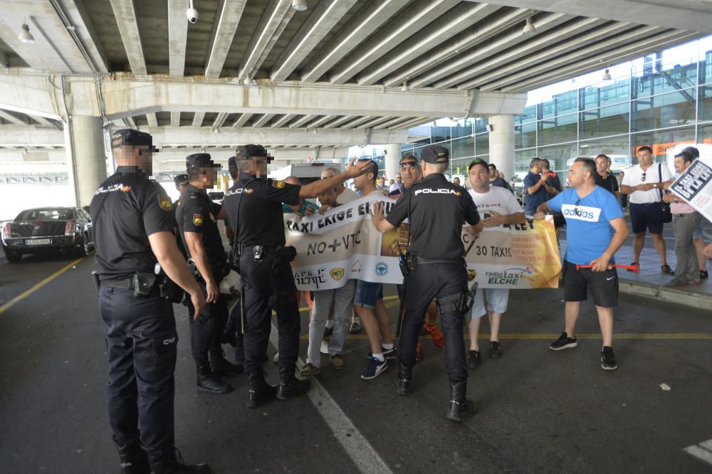 Los taxistas de la provincia secundan la huelga para protestar por el intrusismo