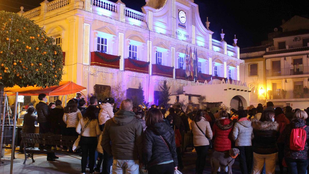 El Ayuntamiento de Cabra, iluminado para las fiestas.