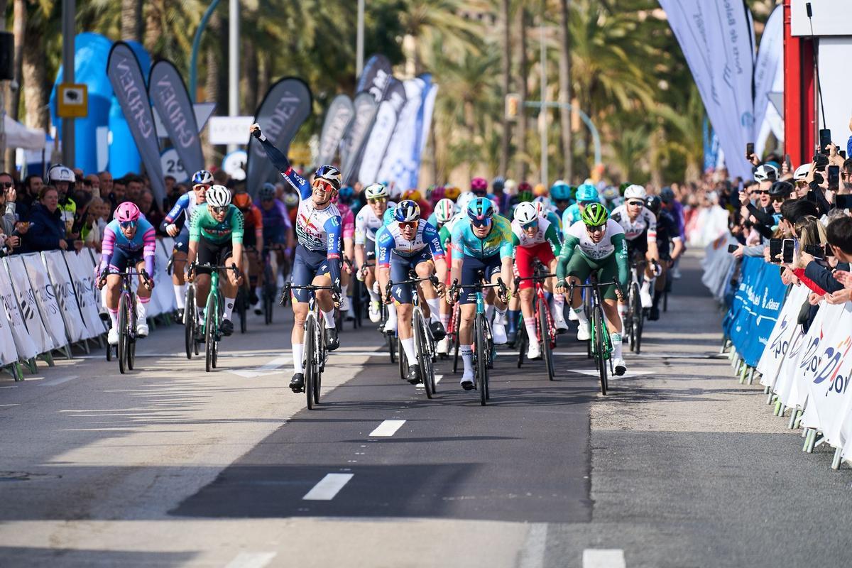 El belga Arne Marit vence al esprint en el Paseo Marítimo de Palma.