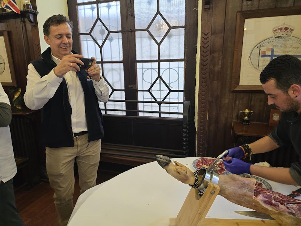 El presidente de la entidad, Wenceslao González-Garra González, fotografiando al cortador de jamón, durante una fiesta celebrada en la sede del club.