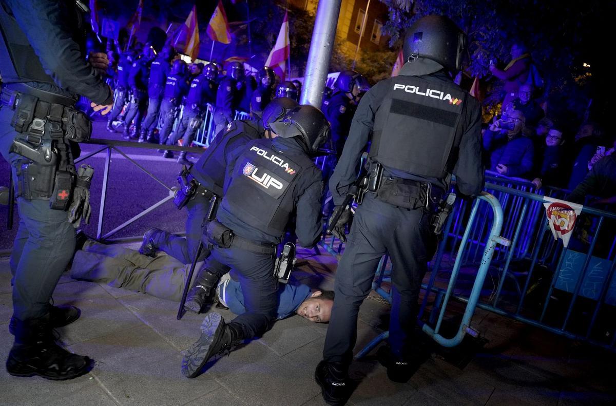 La ira de la derecha contra la amnistía se ha desbordado en la noche de este lunes en la calle Ferraz de Madrid. Los antidisturbios de la Policía Nacional han terminado disolviendo con porras, humo y gas picante una concentración que cercaba a la sede federal del PSOE.