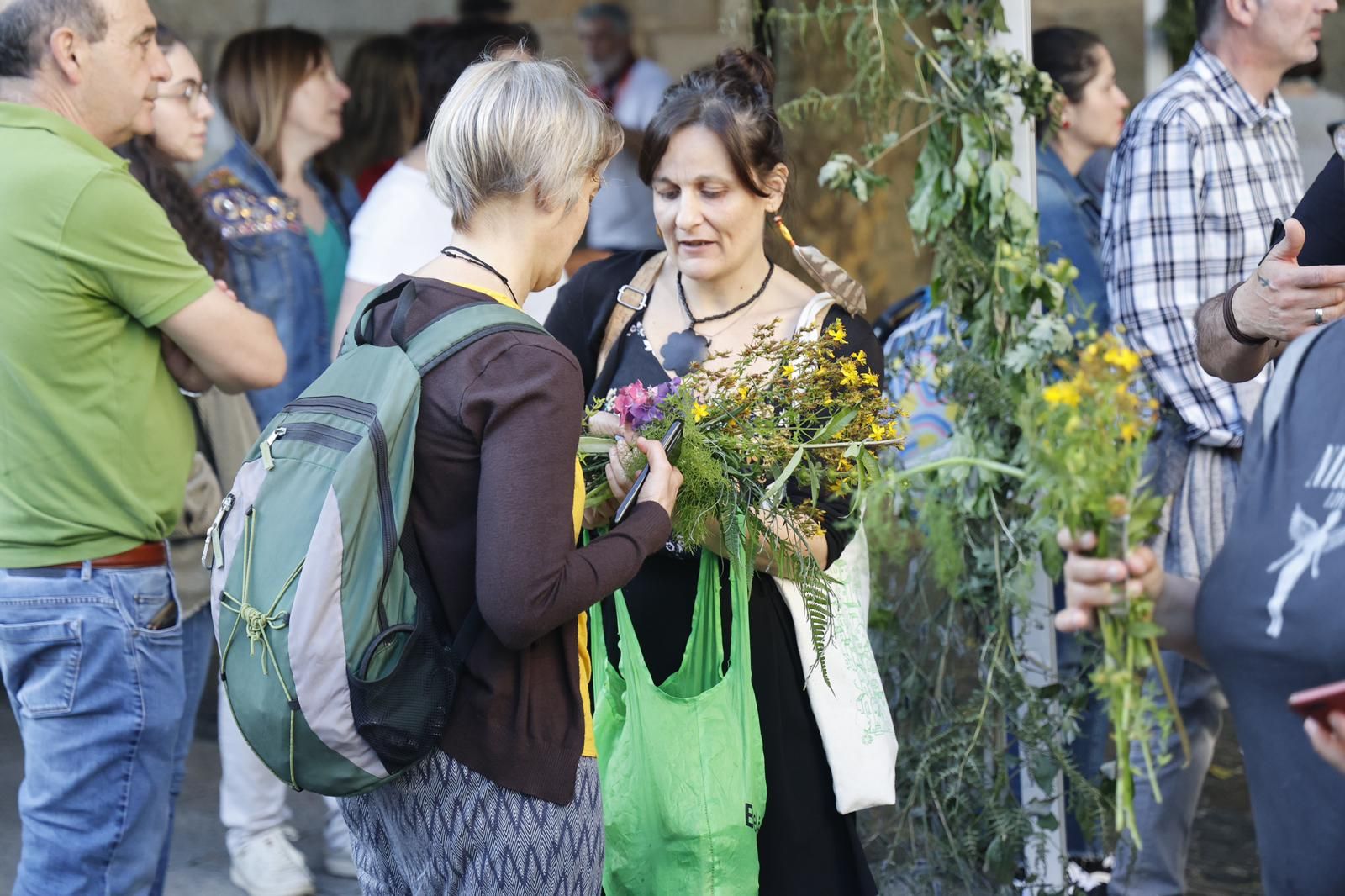 San Xoán en Compostela: fiesta en la Praza de Mazarelos y cacharelas en los barrios