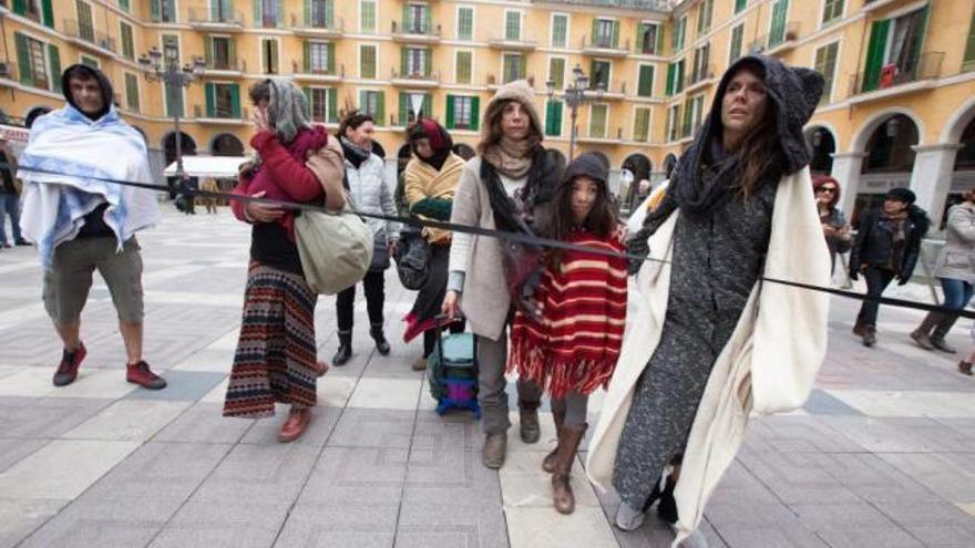 Varios actores interpretaron a un grupo de refugiados cercados por la policía.