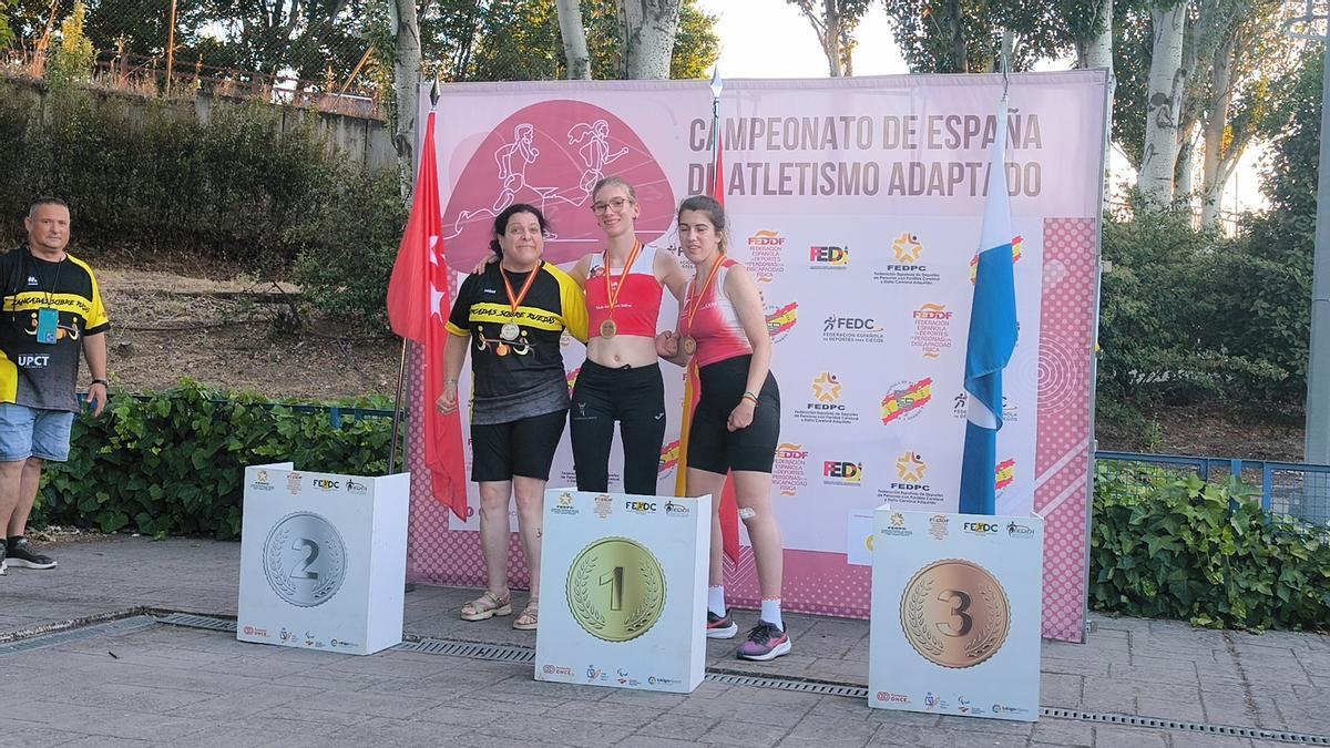 Judith Tortosa, al centro, en el podio del Campeonato de España de Atletismo Adaptado.