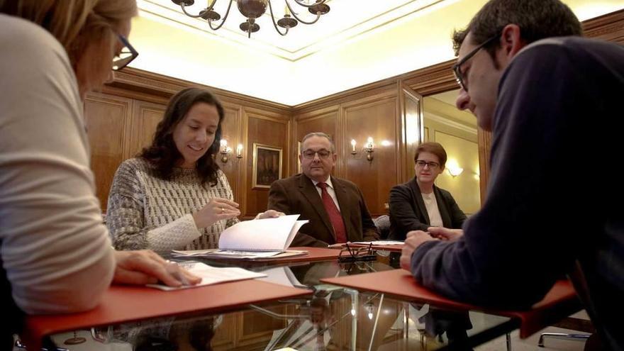 Eva Rodríguez conversa con la alcaldesa, Mariví Monteserín, y Manuel Campa, ayer, en el Ayuntamiento de Avilés.