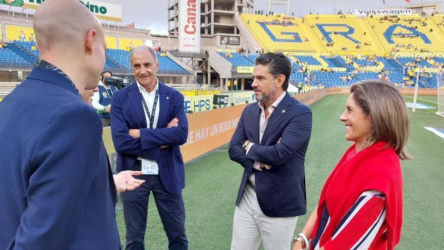 Por la izquierda, David Guerra, Joaquín Alonso, Alejandro Irarragorri y Laura Kalb, ayer, en el estadio de Gran Canaria. | RSG