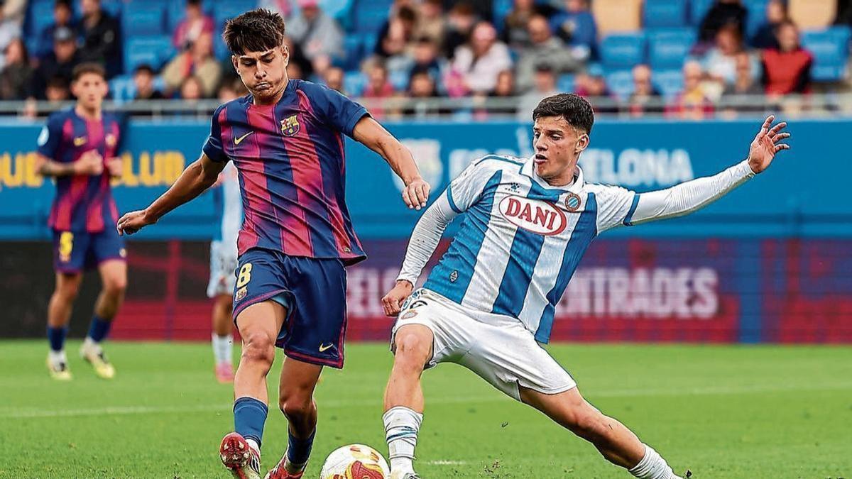 Brian Fariñas, en acció la temporada passada durant el derbi de filials entre el Barça Atlètic i l'Espanyol B.