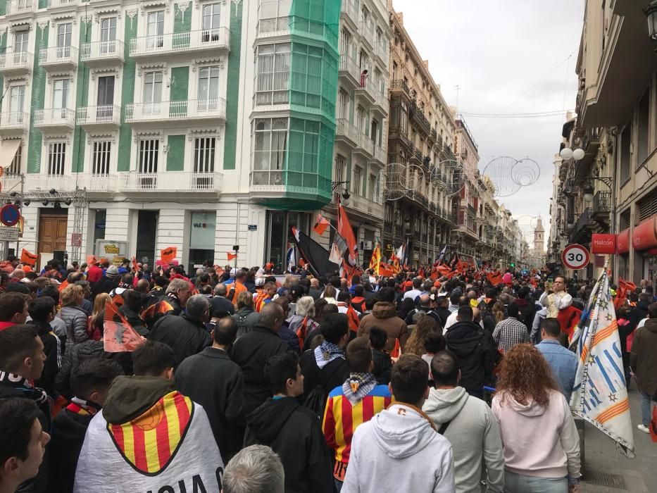 Momentos de la marcha cívica por el centenario del Valencia CF.