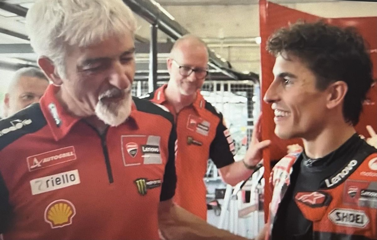 Este es el instante, en el Ducati Inside, donde Gigi Dall'Igna felicita y se rinde ante Marc Márquez.