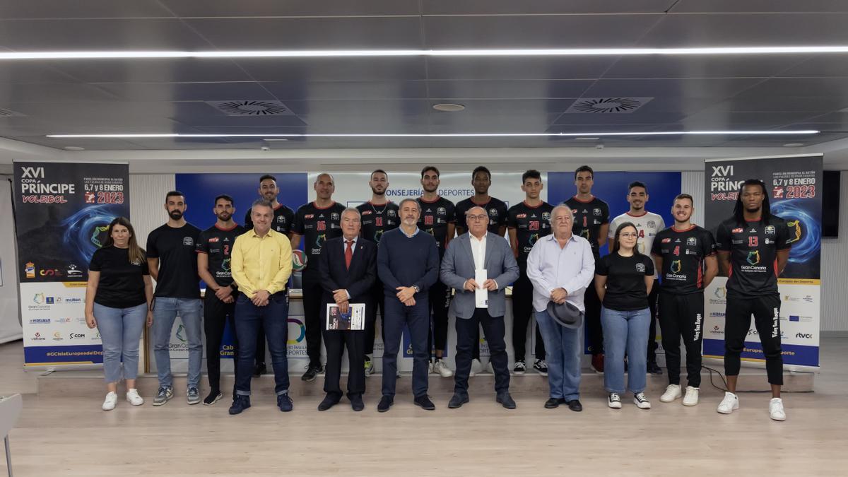 La plantilla del San Roque posa junto a los representantes institucionales durante la presentación de la Copa Príncipe