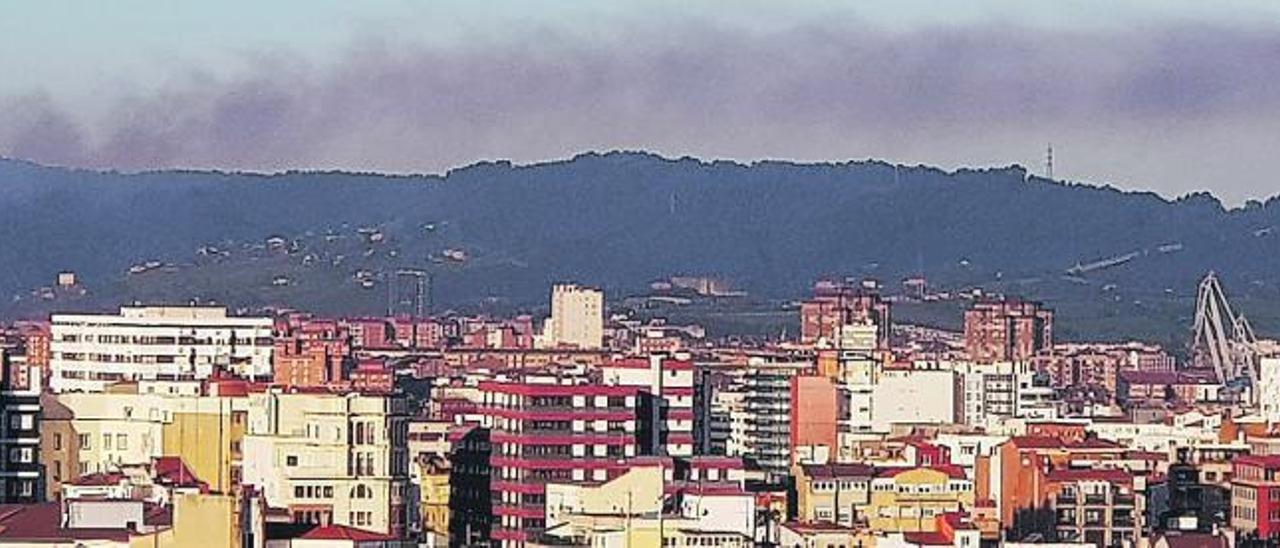 Penacho de humo saliendo de los sínter de Arcelor en una imagen tomada ayer, a las nueve y media de la mañana, desde un edificio del muro de San Lorenzo.