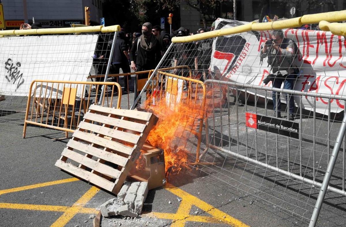 Las imágenes de la protesta de los CDR contra un acto de Vox en Barcelona.
