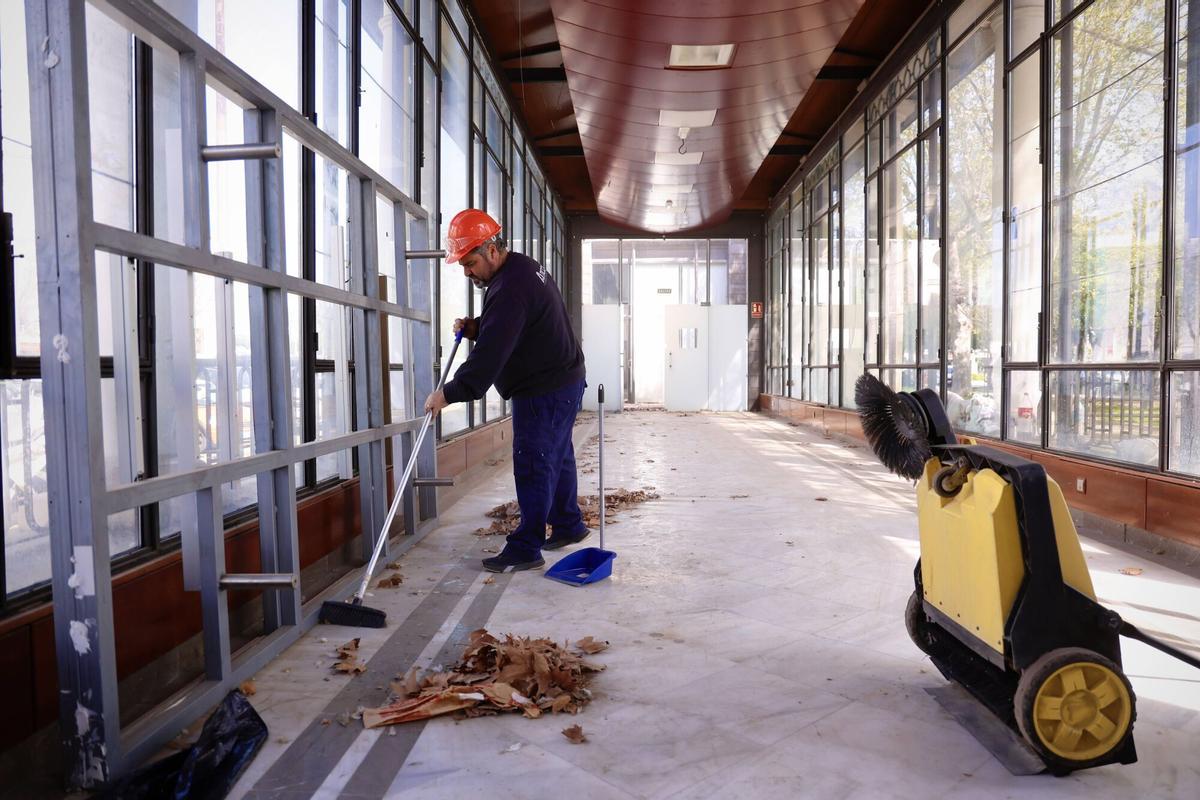 Córdoba. Pérgola de los Jardines Duque de Rivas. La teniente de alcalde delegada de Turismo, Marian Aguilar, y el delegado de Infraestructuras, Miguel Ruiz Madruga, informan sobre las obras en La Pérgola