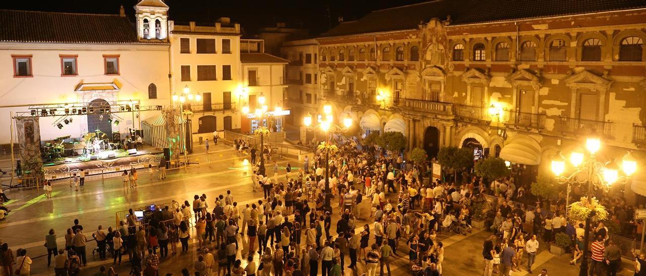 La concentración de personas en la plaza de La Rosa es muy importante durante las fiestas navideñas.