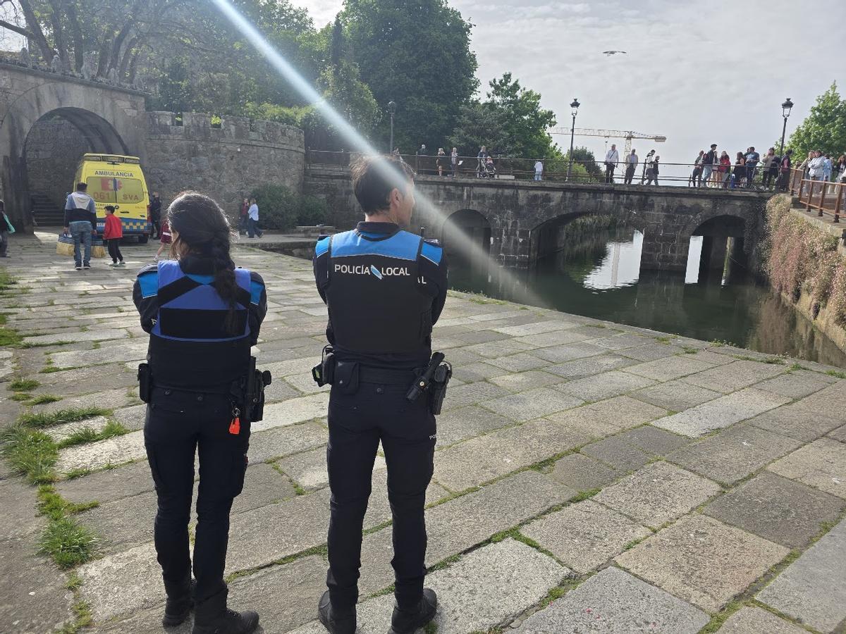 Dos agentes de la Policía Local de Vilagarcía.
