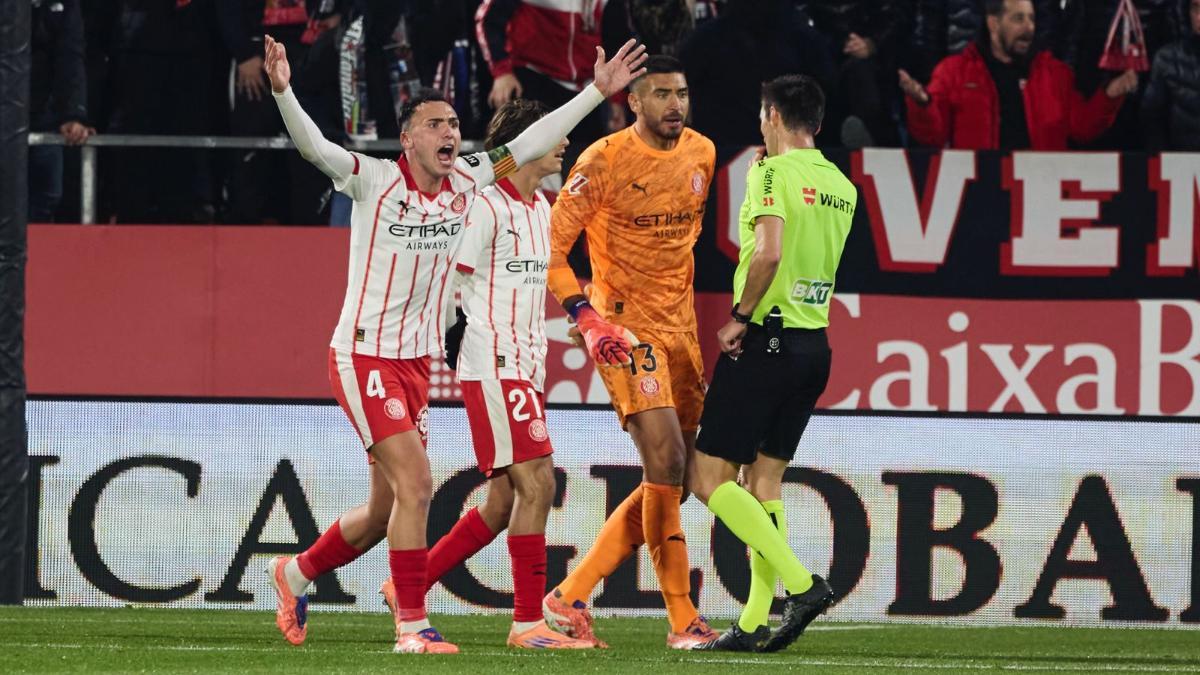 Las protestas de los futbolistas a Ricardo de Burgos tras el gol - posteriormente anulado - de Mbappé