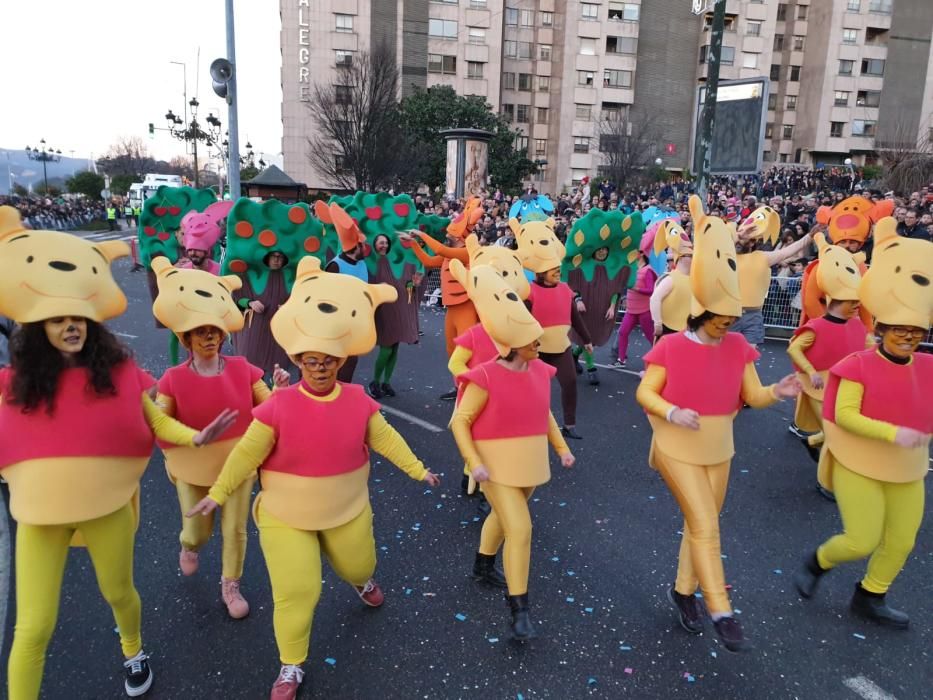 Miles de niños y niñas disfrutan junto a sus familias del desfile récord de la ciudad olívica. Melchor, Gaspar y Baltasar lanzaron caramelos desde sus carrozas.