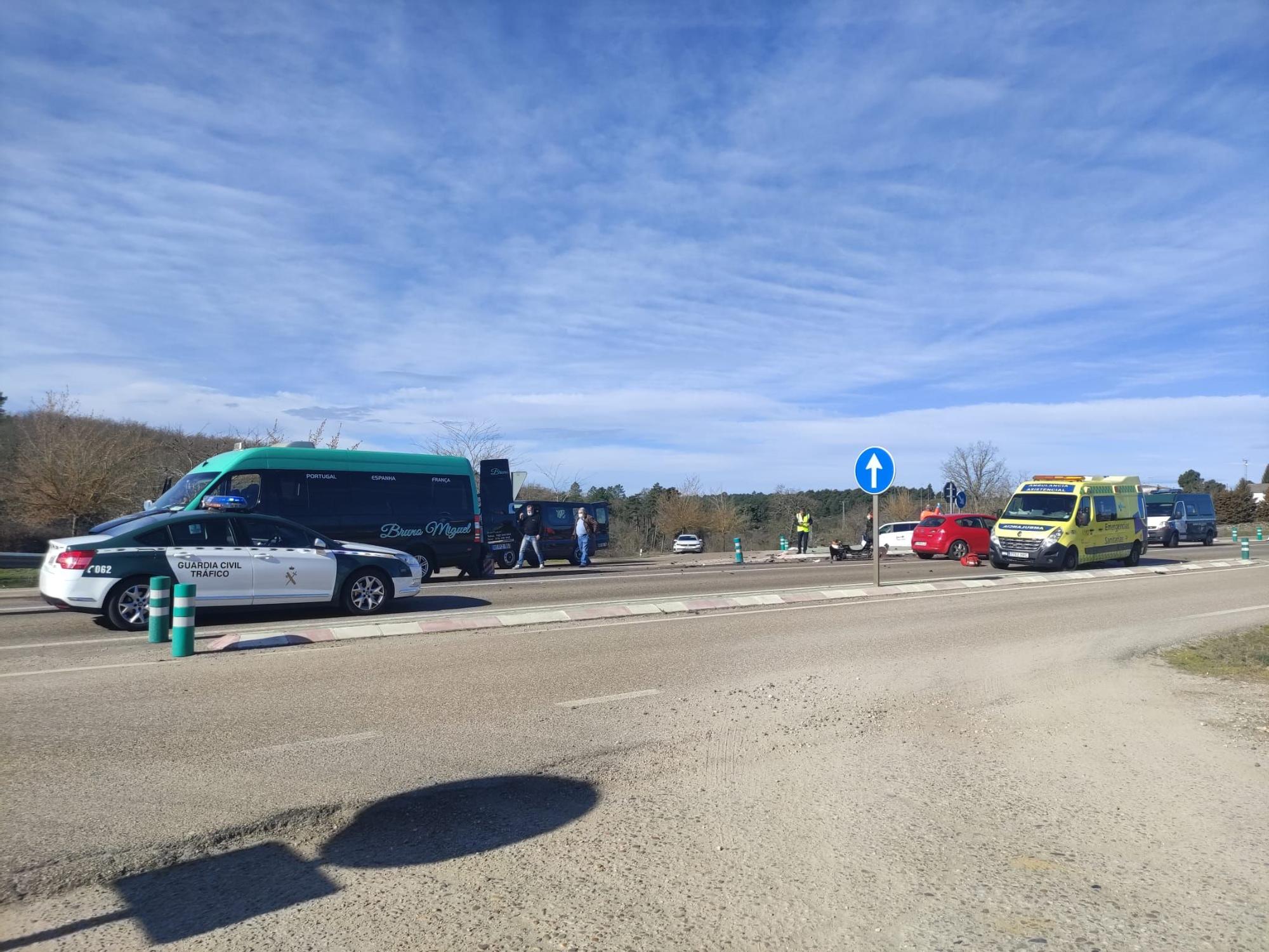 GALERÍA | Accidente en Alcañices durante el traslado de mayores a vacunarse