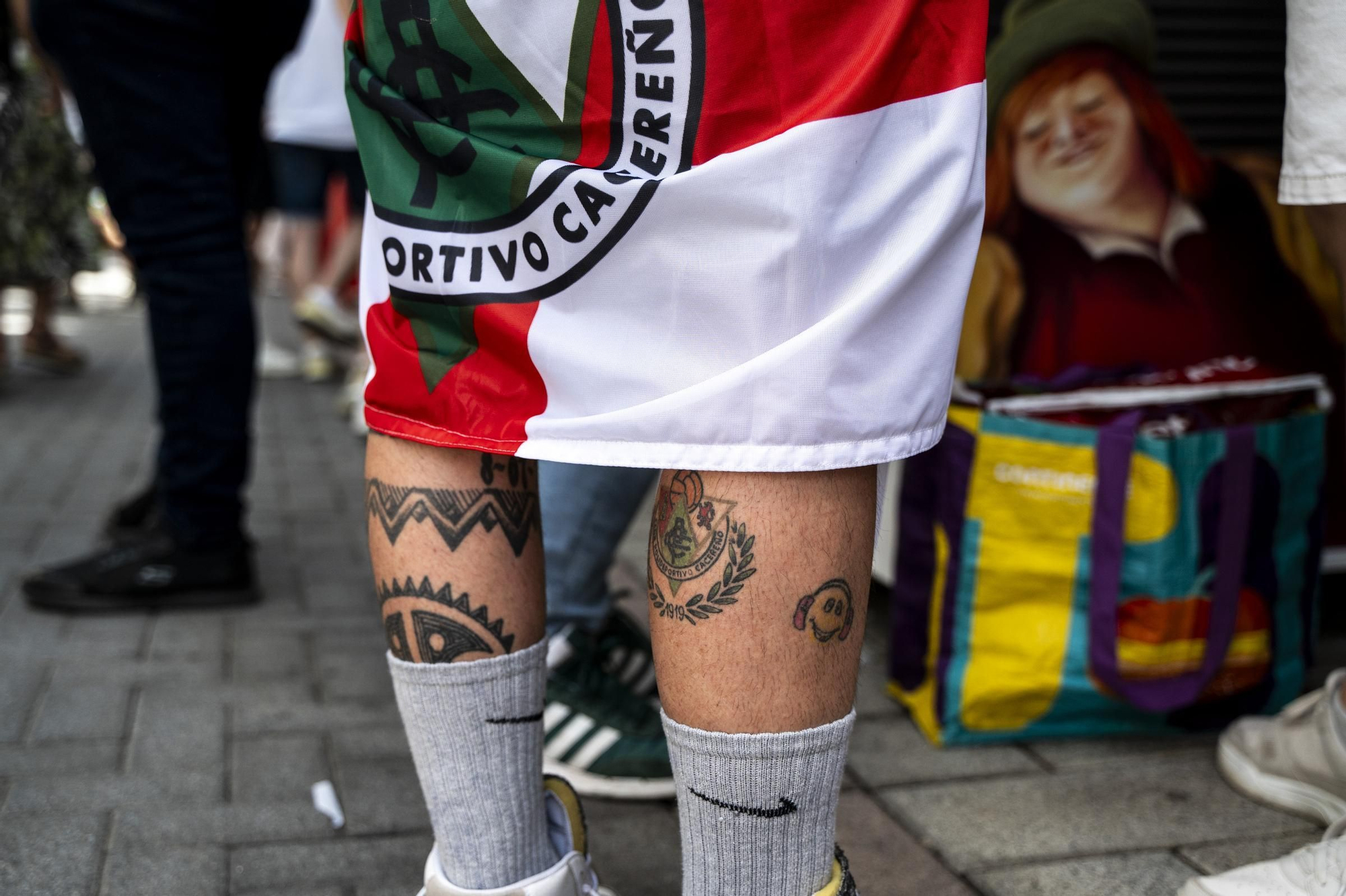 Fotogalería | Ambiente en la Feria de Día de Cáceres marcado por el partido del Cacereño: búscate en las imágenes