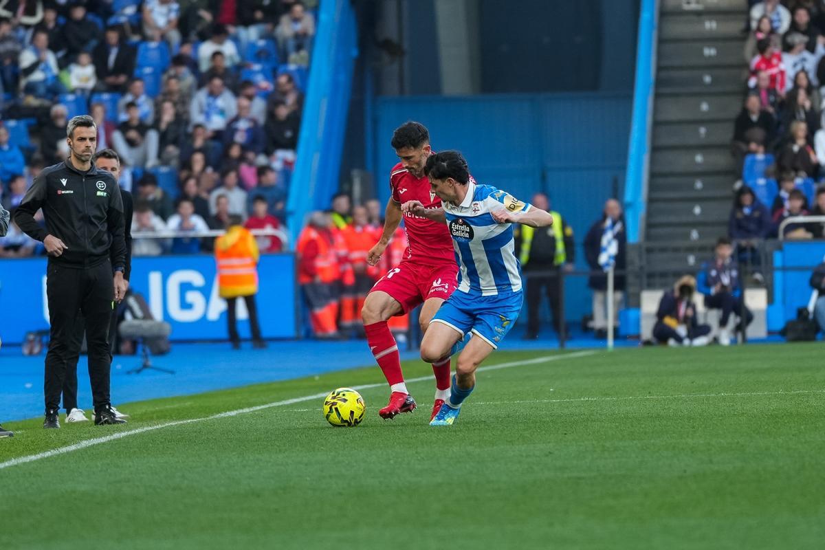 Lance del encuentro entre el Deportivo la Coruña y el Córdoba CF.