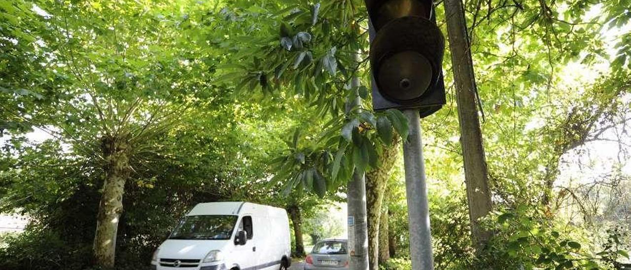 El semáforo regulaba la circulación en el cruce con la vía que conduce a Oirós. // Bernabé/Javier Lalín