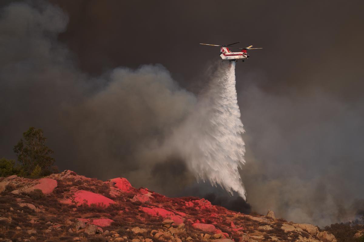 Lucha sin tregua contra el fuego en Hemet (California)