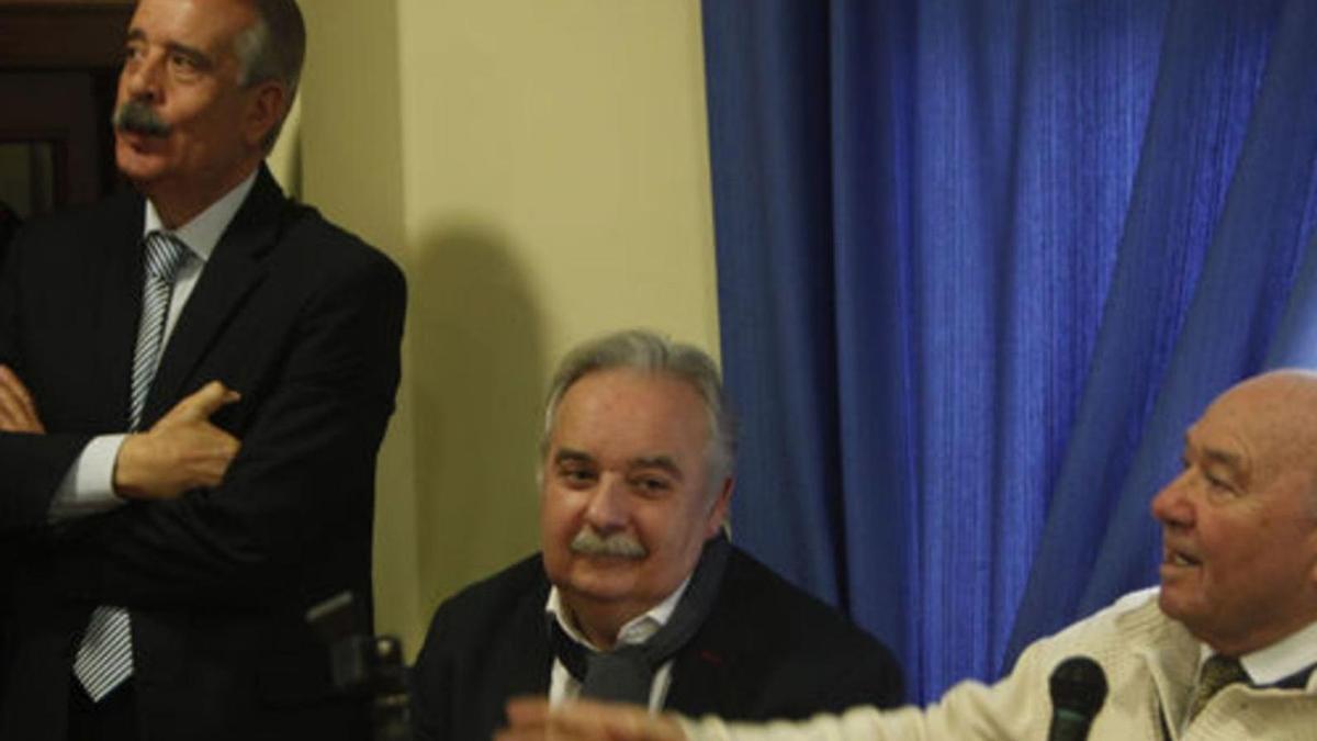 Ismael Yebra, en el centro, junto a José Luis Bermúdez (izda.) y Modesto Espada (dcha.) en 2016. | Diario de Sevilla