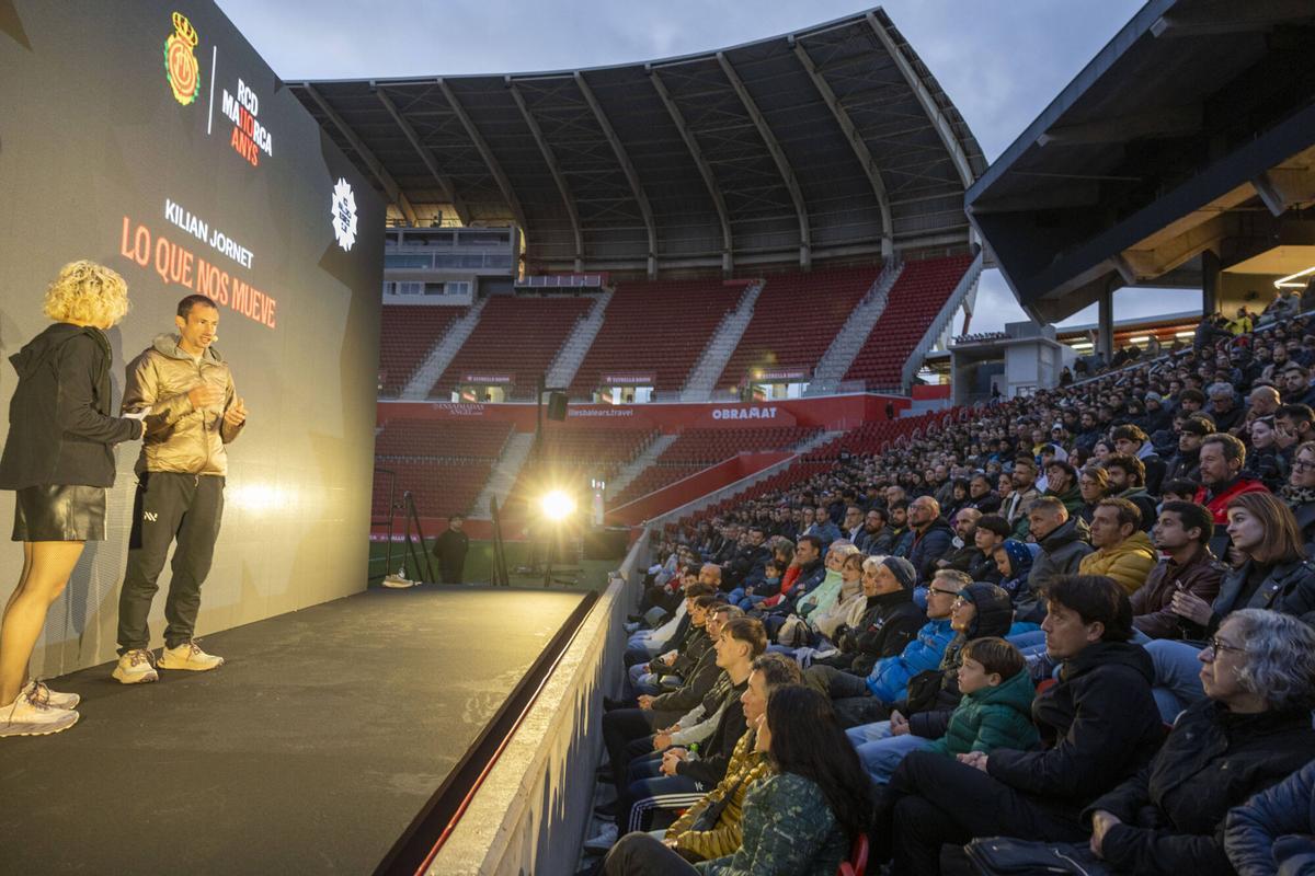 Kilian Jornet reúne a más de 2.000 personas en Son Moix