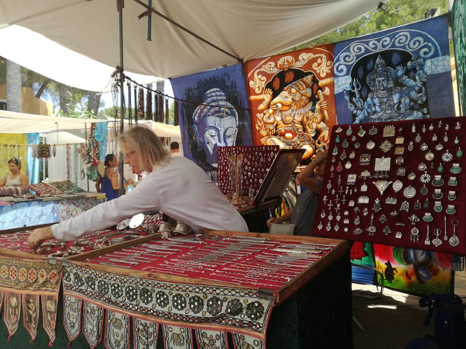 El mercadillo hippy de Punta Arabí celebra sus 45 años