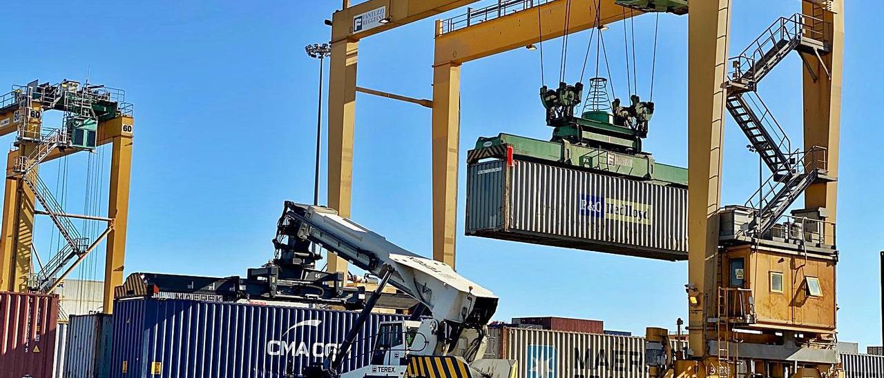 Operaciones de carga en la terminal de Cosco en el Puerto de València. | LEVANTE-EMV