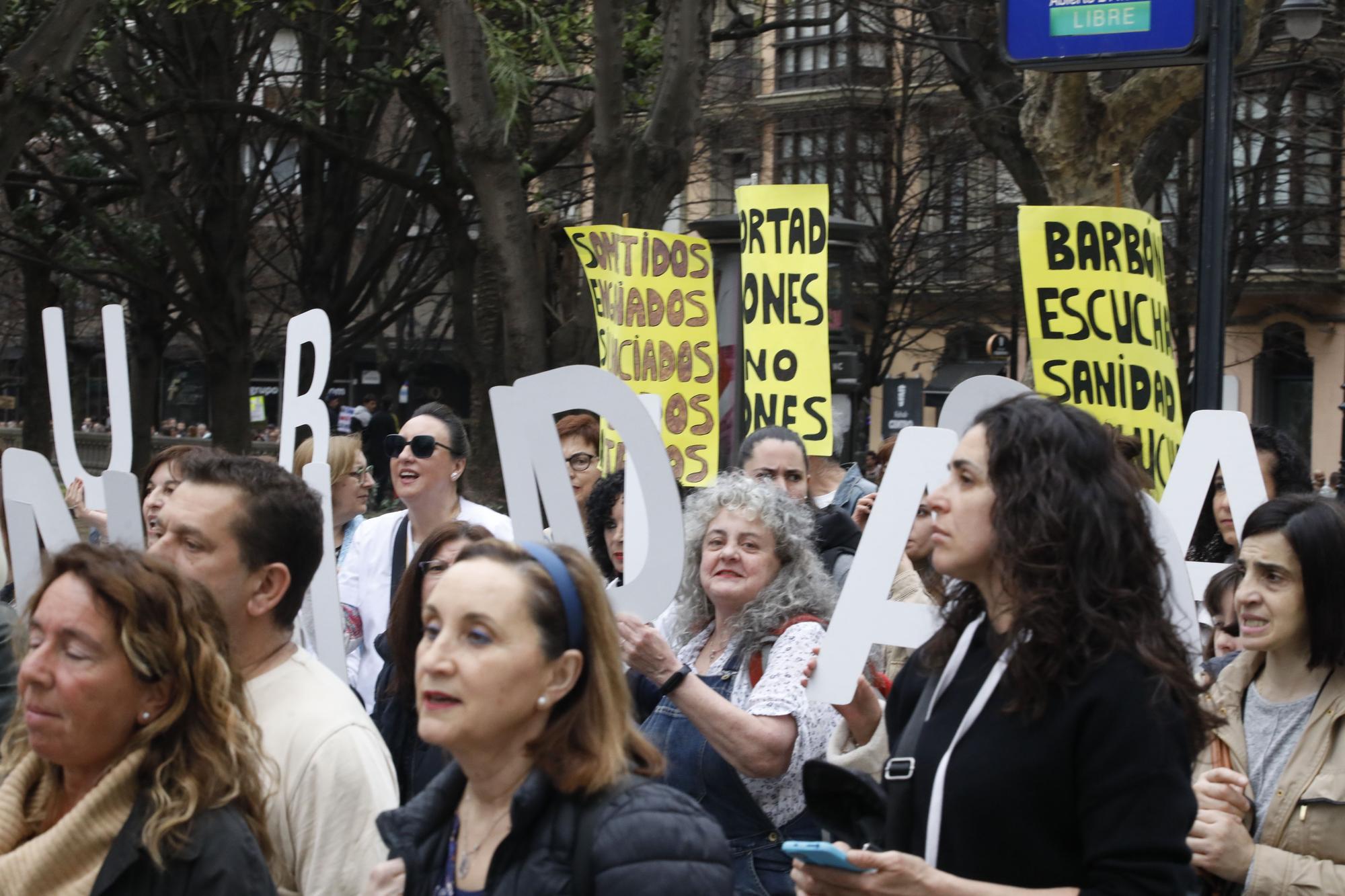 En imágenes: Los sanitarios se manifiestan en Gijón al grito de "no queremos más dinero, queremos mejores condiciones laborales"