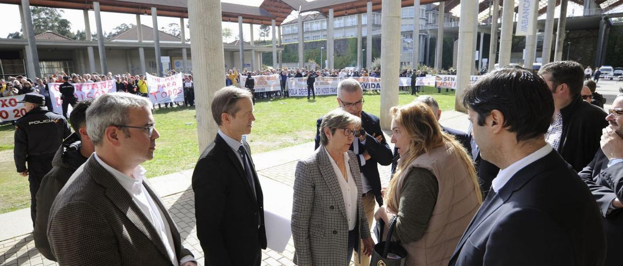 Una representante de los bateeiros hablando con la conselleira a la entrada del recinto. |  //BERNABÉ / JAVIER LALÍN