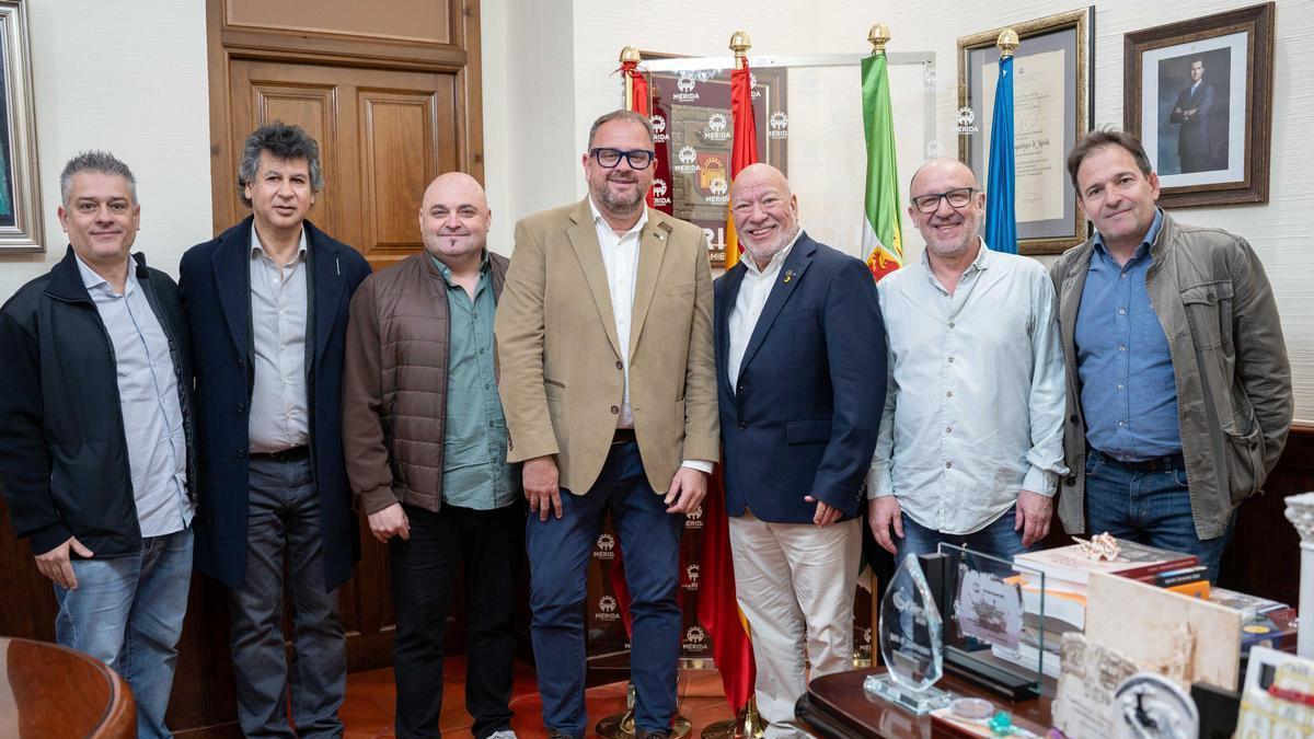 Representantes del festival y organizadores, junto al alcalde, el edil de Cultura y el empresario estadounidense Wilberto Pérez, durante la recepción celebrada en el Ayuntamiento de Mérida con motivo del Mit Jazz.