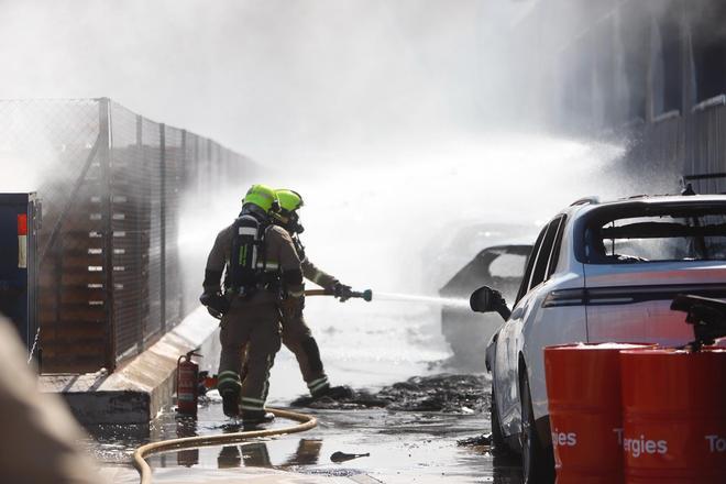 EN IMÁGENES | Arden varios vehículos tras el incendio de un coche eléctrico en el concesionario Peugeot de la carretera de Madrid en Zaragoza