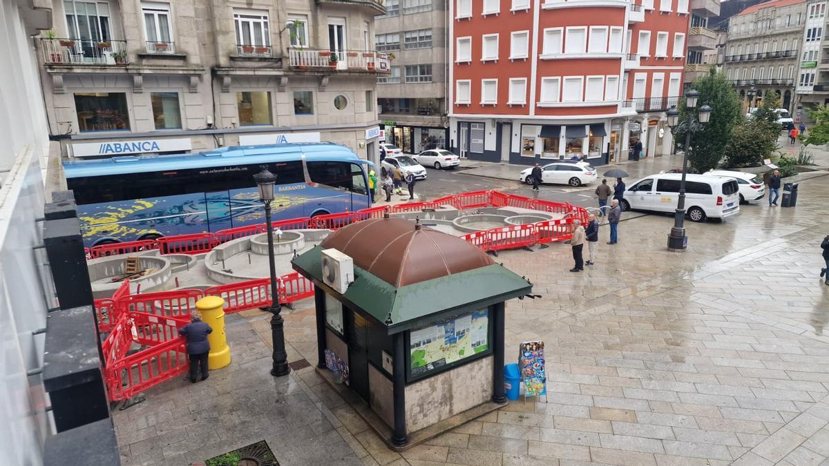 Uno de los buses obligados a entrar marcha atrás por Arzobispo Lago.