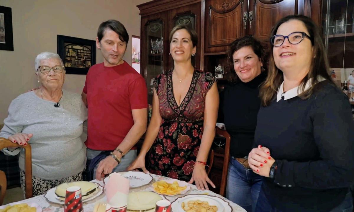 Imagen del último cumpleaños celebrado por los cuatrillizos con su madre, Emérita Ángel, en 2023.