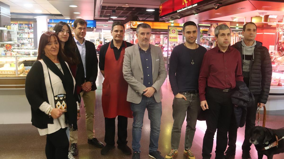 L&#039;alcalde de Salt, Jordi Viñas, i el president d&#039;ONCE a Girona, Fran Rodríguez, amb alguns paradistes i persones de la fundació en el mercat de Salt