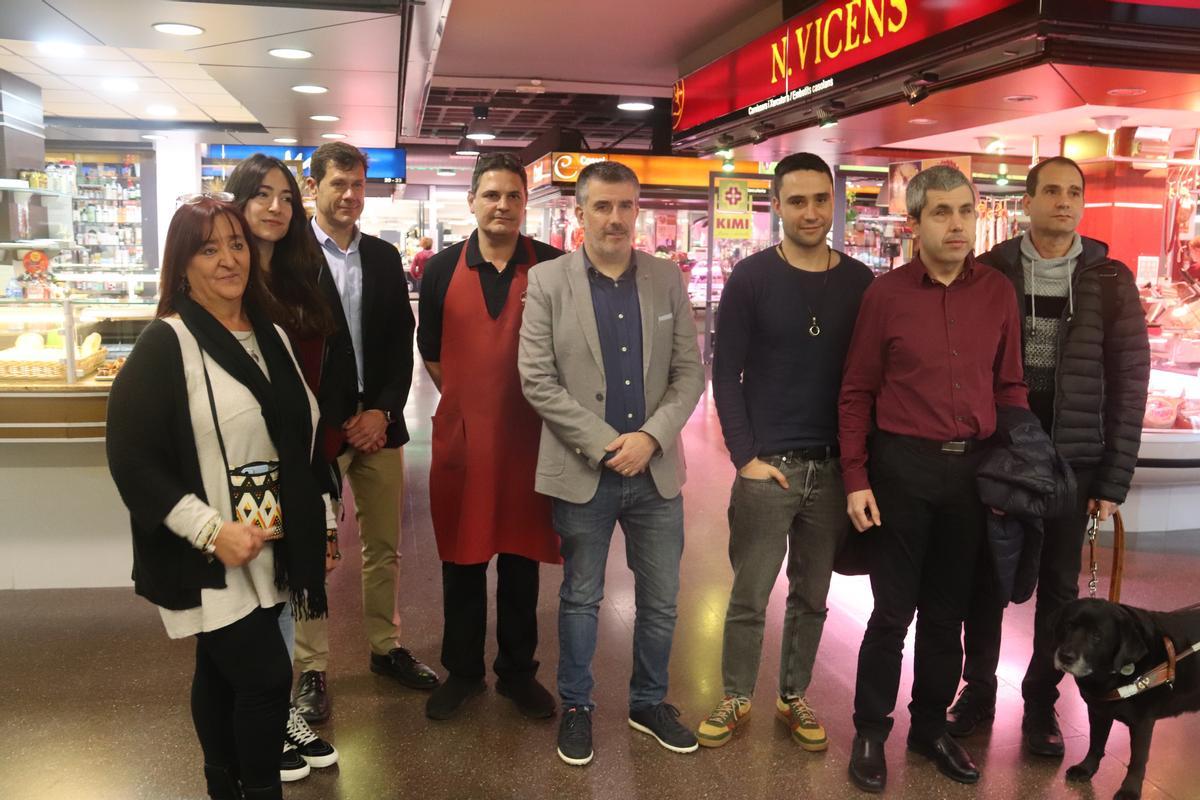 L'alcalde de Salt, Jordi Viñas, i el president d'ONCE a Girona, Fran Rodríguez, amb alguns paradistes i persones de la fundació en el mercat de Salt