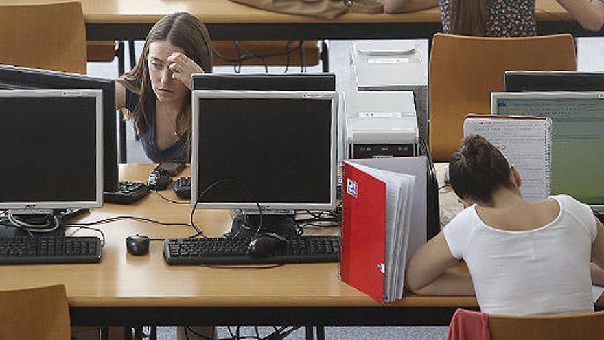 Una estudiante utiliza un ordenador.