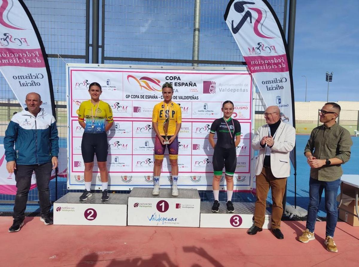 Laura Pérez, a la derecha, en el podio.