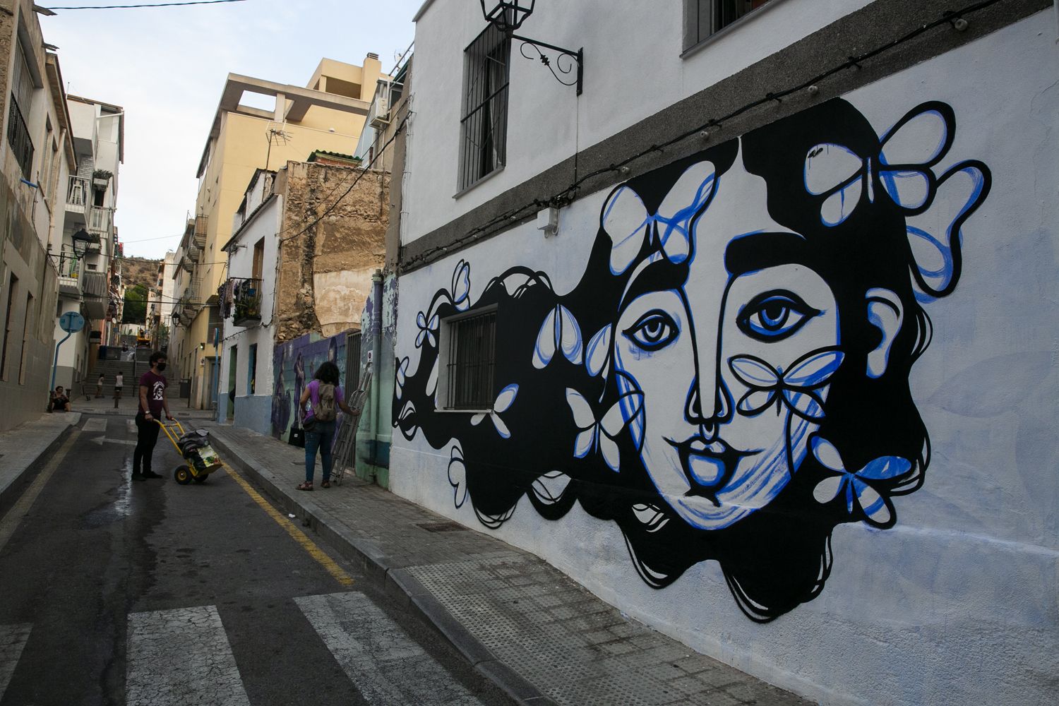 Cinco artistas urbanos llenan de murales el barrio de San Antón de Alicante